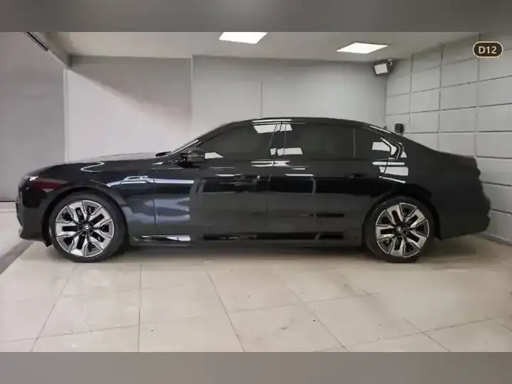 BMW M760e xDrive รูปที่ 3