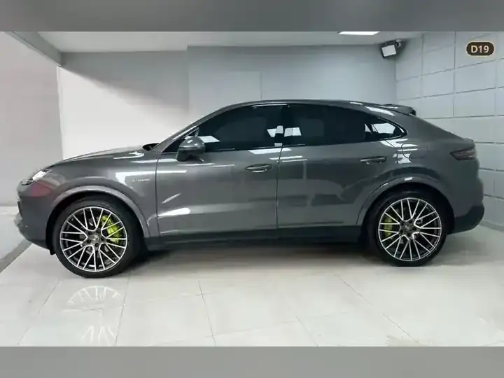 Porsche Cayenne E-Hybrid Coupe รูปที่ 3